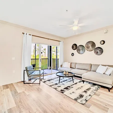 Near Disney - 2Br Condo - Balcony Pool Hot Tub